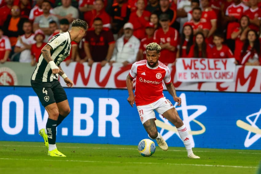 Wesley, atacante do Internacional, durante jogo com o Botafogo.