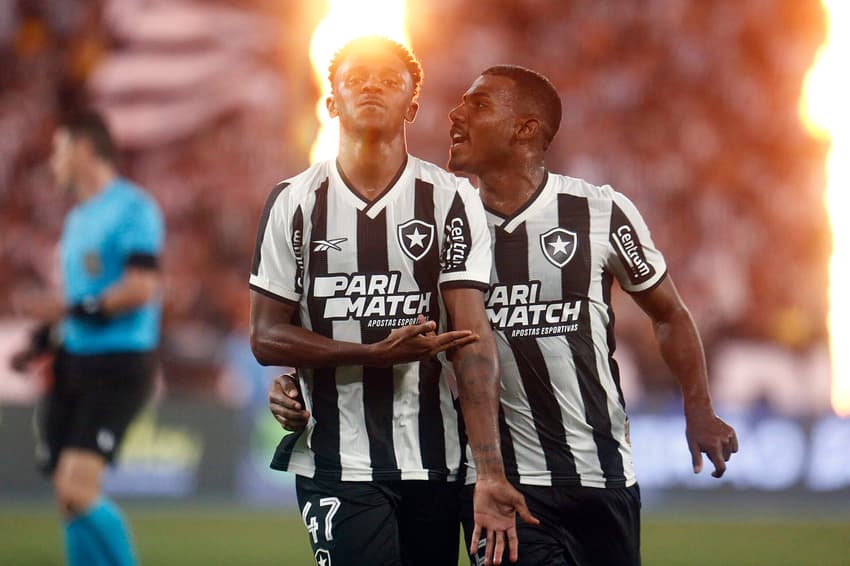 Jeffinho celebra gol marcado pelo Botafogo contra o Bahia, pelo Brasileirão