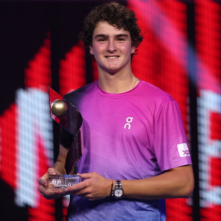 João Fonseca com o troféu do Next Gen ATP Finals (foto: divulgação)