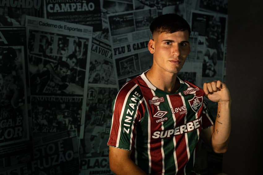 Joaquín Lavega no CT Carlos Castilho com a camisa do Fluminense