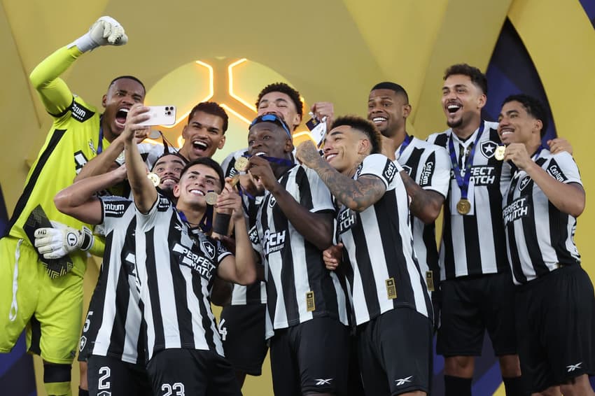 Jogadores do Botafogo comemorando título do Campeonato Brasileiro