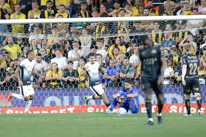 Jogadores do Criciúma cabisbaixos durante derrota para o Corinthians