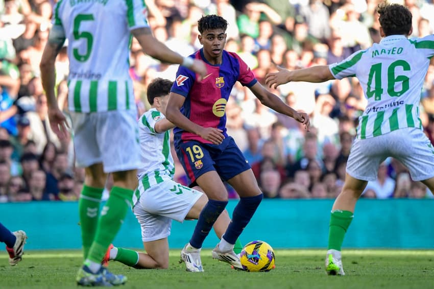 Lamine Yamal, em ação durante partida entre Real Betis e Barcelona, pela 16ª rodada em La Liga (Foto: CRISTINA QUICLER / AFP)