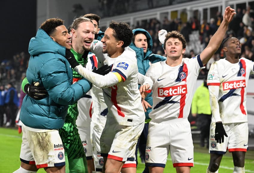 Goleirov Matvey Safonov comemora a classficação do PSG (foto: FRANCOIS NASCIMBENI / AFP)