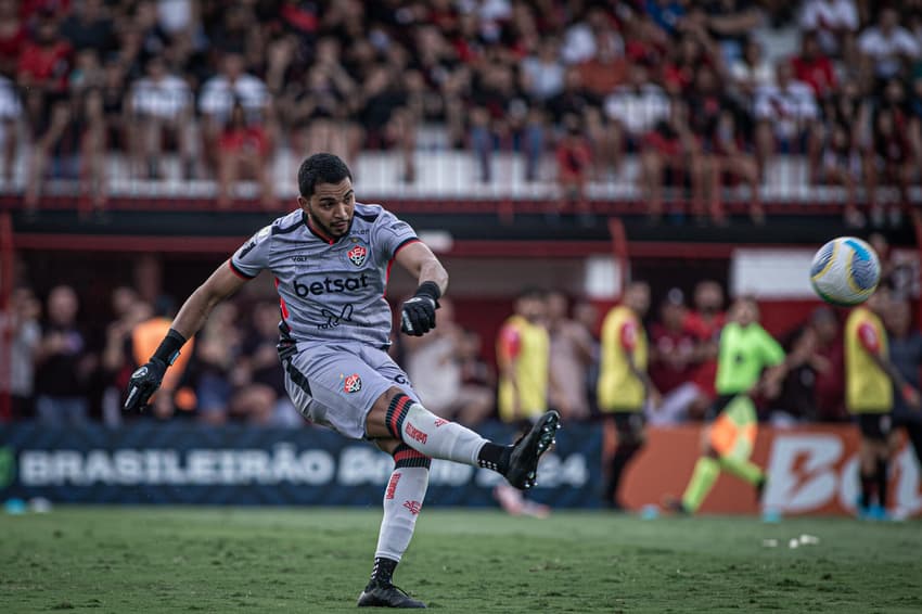 Lucas Arcanjo em ação pelo Vitória contra o Atlético-GO, pelo Brasileirão