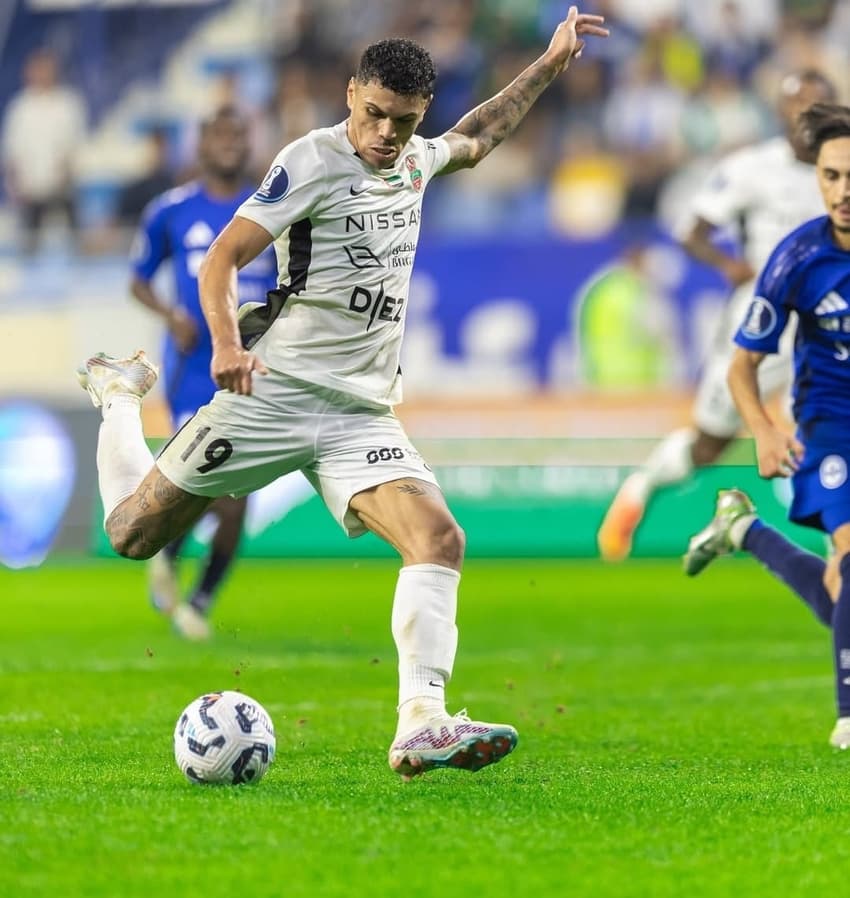 Mateusão em ação pelo Shabab Al-Ahli diante do Al-Nassr, pela Copa da Liga dos Emirados Árabes (Foto: Divulgação)