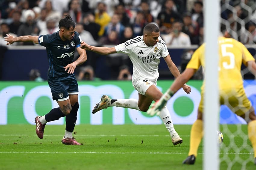 Mbappé em ação pelo Real Madrid na final da Copa Intercontinental contra o Pachuca