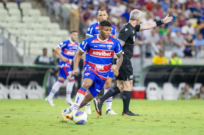 Novo reforço do Fluminense, Hércules em ação pelo Fortaleza contra o Flamengo