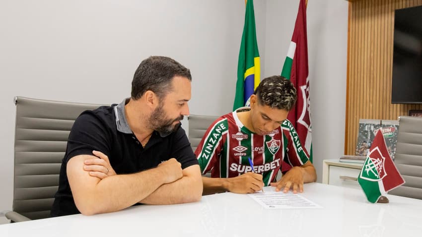 Paulo Baya assina com o Fluminense (foto: Marcelo Gonçalves/FFC)