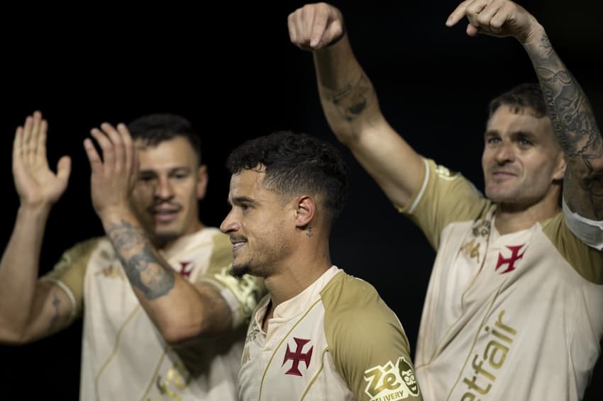 Philippe Coutinho, Pablo Vegetti e Hugo Moura em ação pelo Vasco