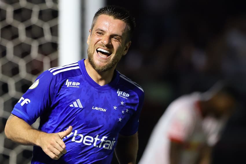 Ramiro, do Cruzeiro, comemora gol contra o Bragantino