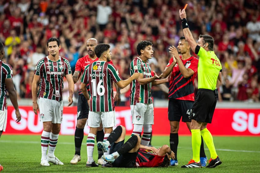 Raphael Claus expulsa Ganso no fim do jogo entre Fluminense e Athletico-PR