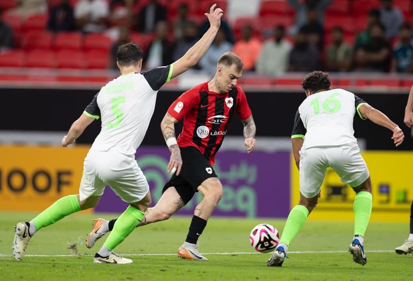 Róger Guedes em partida pelo Al-Rayyan