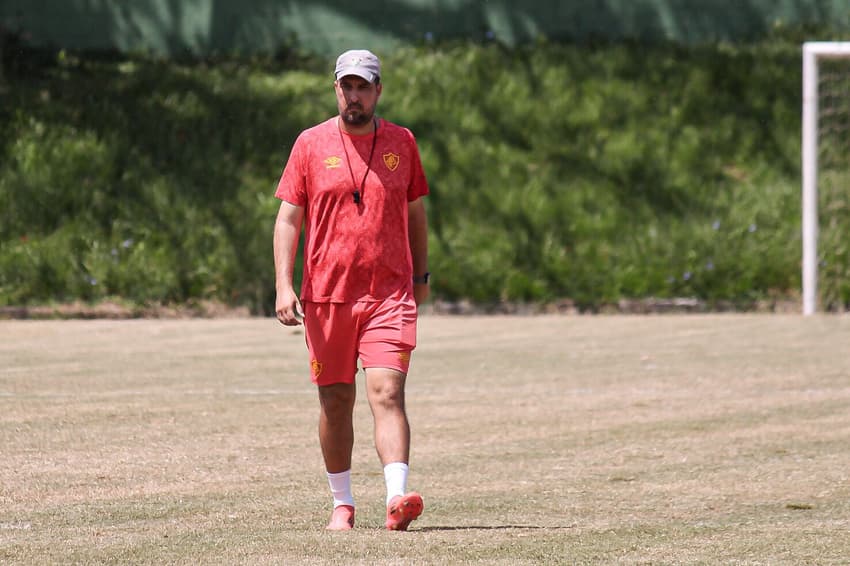 Rômulo Rodríguez caminha por Xerém durante treino do Fluminense