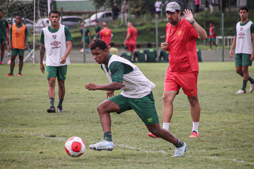 Rômulo Rodríguez comanda treino do Fluminense em Xerém