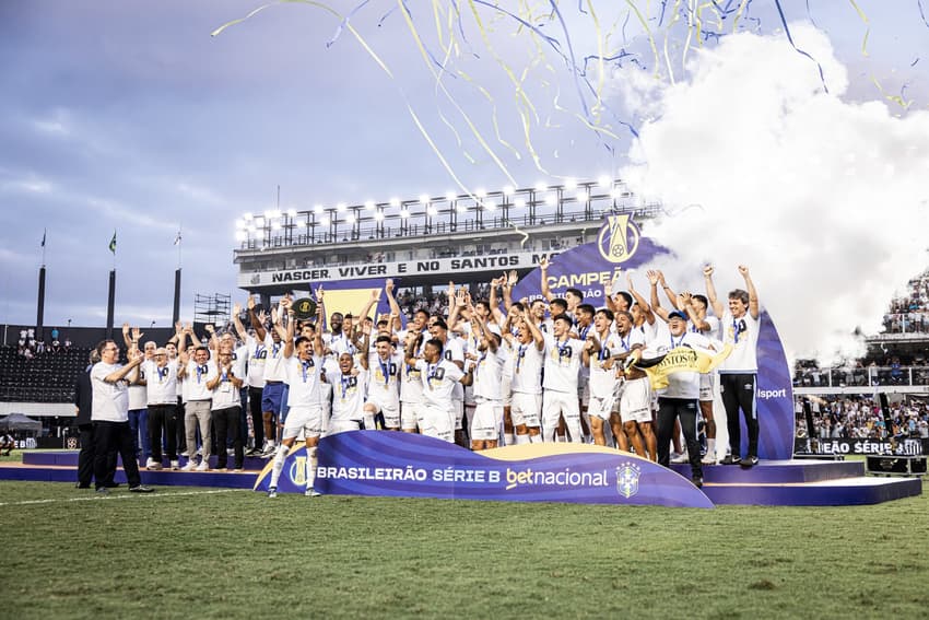 Santos recebe a taça da Série B do Brasileirão 2024