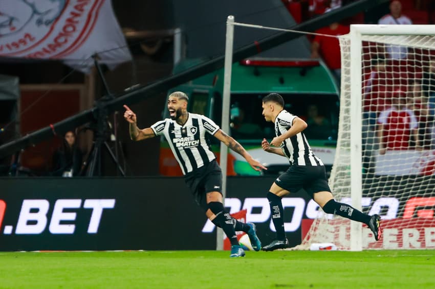 Savarino, do Botafogo, comemora gol contra o Internacional