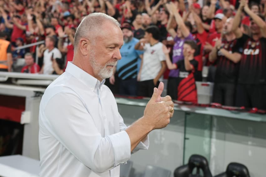 Técnico do Fluminense, Mano Menezes faz sinal positivo durante jogo contra o Athletico-PR