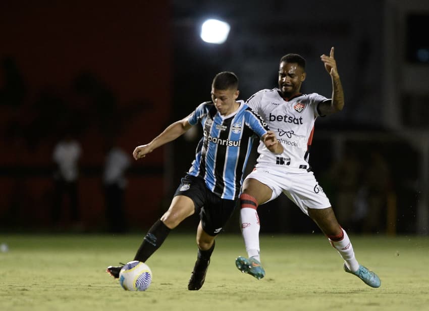 Edu, do Vitória, disputa lance com Monsavel, do Grêmio, durante partida no Barradão