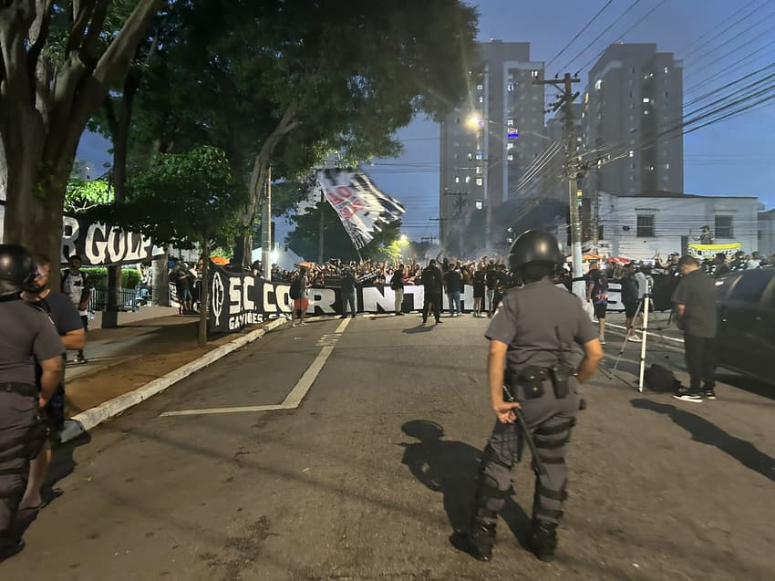 Clima tenso entre torcedores e polícia militar em frente ao Parque São Jorge