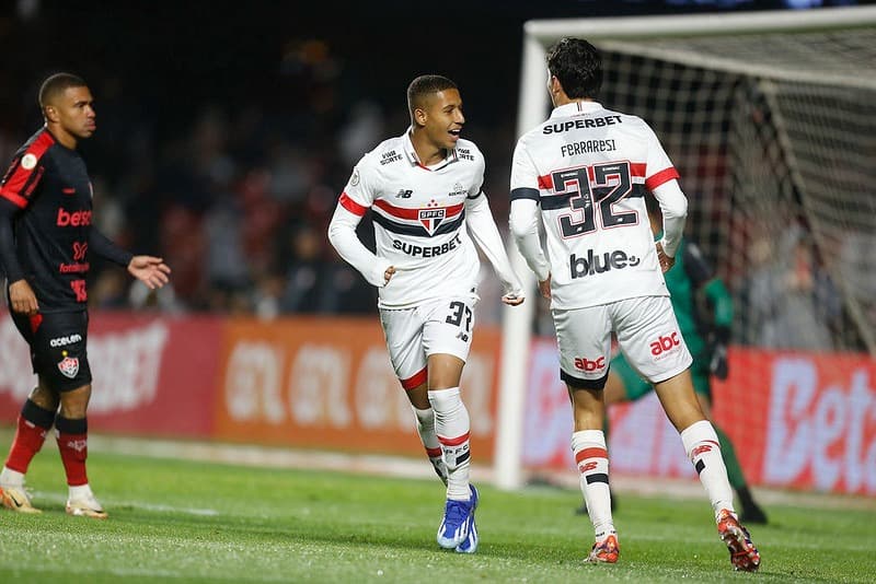 Henrique Carmo estreou pelo profissional do São Paulo contra o Vitória no Brasileirão