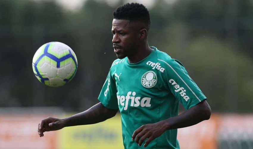 Ramires, ex-volante, durante treino do Palmeiras.