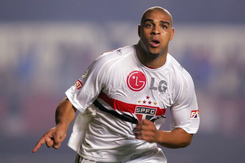 Adriano Imperador comemora gol com a camisa do São Paulo no Morumbi