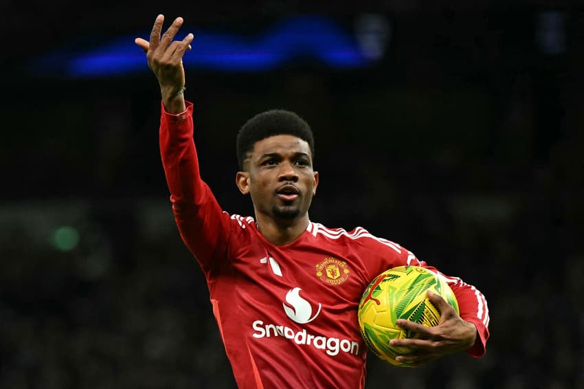 Amad Diallo comemorasegundo gol do Manchester United contra o Tottenham, pela Copa da Liga Inglesa (Foto: Ben Stansall/AFP)