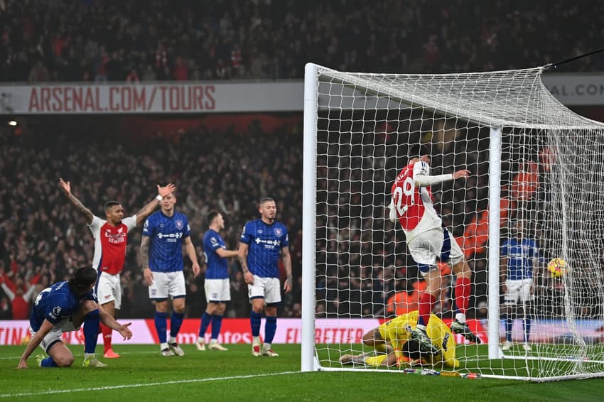 Momento do gol marcado por Kai Havertz, do Arsenal, contra o Ipswich Town (Foto: Glyn Kirk/AFP)