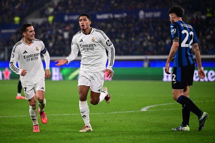 Bellingham comemora gol do Real Madrid contra a Atalanta (Foto: Marco Bertorello/AFP)