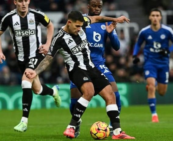 Bruno Guimarães, do Newcastle, em ação contra o Leicester (Foto: Reprodução/Instagram)