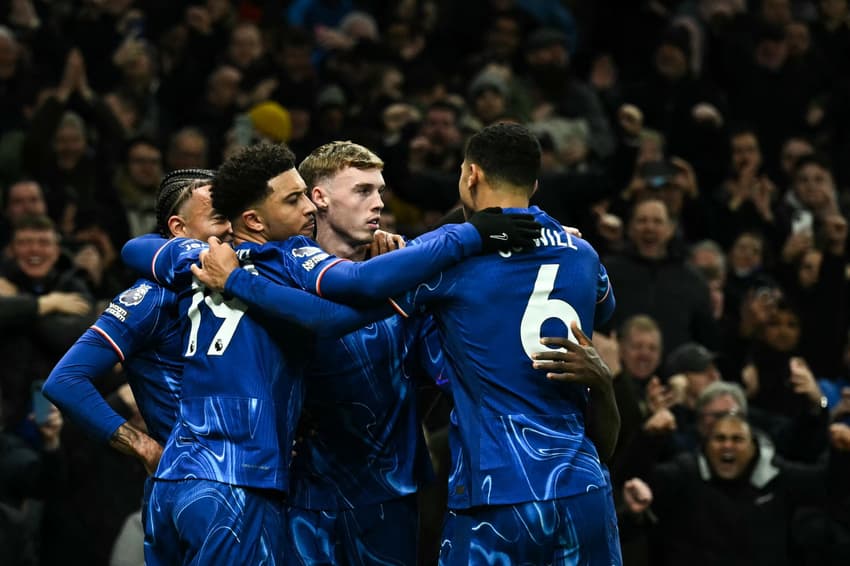 Jogadores do Chelsea comemoram gol sobre o Tottenham, pela Premier League (Foto: Ben STANSALL / AFP)