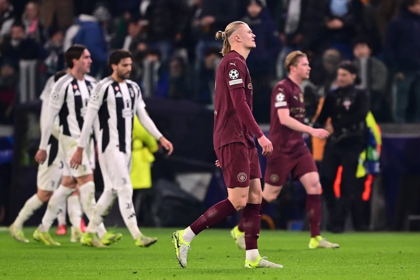 Jogadores do Manchester City lamentam gol da Juvcentus na Champions League (Foto: Marco Bertorello/AFP)