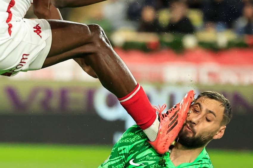 Donnarumma, goleiro do PSG, sofreu com as travas do atacante Wilfried Singo, do Mônaco (Foto: Valery Hache/AFP)