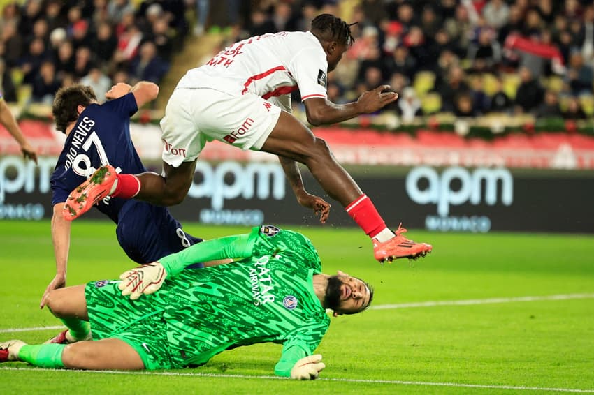 Gianluigi Donnarumma sofre solada no rosto em Mônaco x PSG (Foto: Valery Hache/AFP)