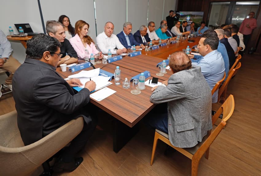 Ednaldo Rodrigues durante reunião com cartolas