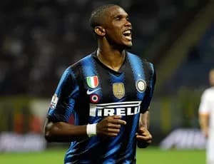 Samuel Eto'o, lendário atacante camaronês, com a camisa da Internazionale (Foto: AFP)