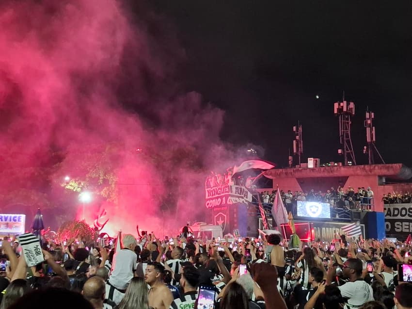 Festa do Botafogo aconteceu na enseada de Botafogo, na zona sul do Rio.