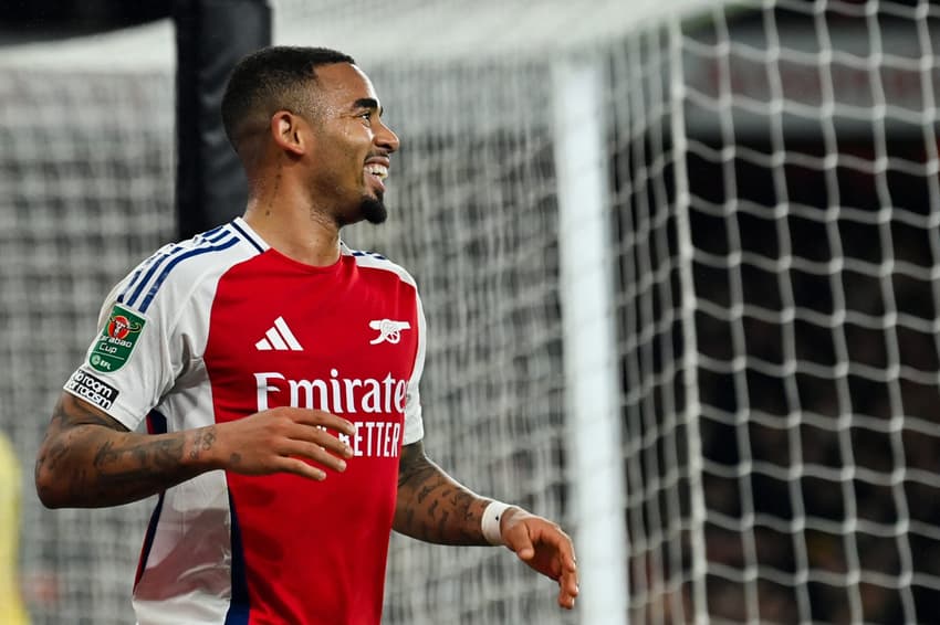 Gabriel Jesus comemora hat-trick pelo Arsenal (Foto: Glyn Kirk/AFP)