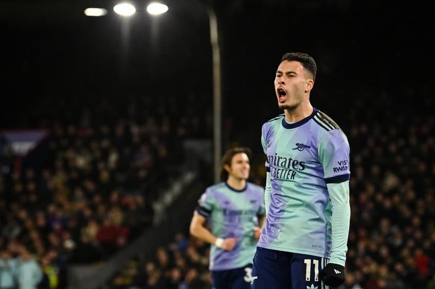 Gabriel Martinelli celebra seu quinto gol na temporada pelo Arsenal (Foto: Glyn Kirk/AFP)