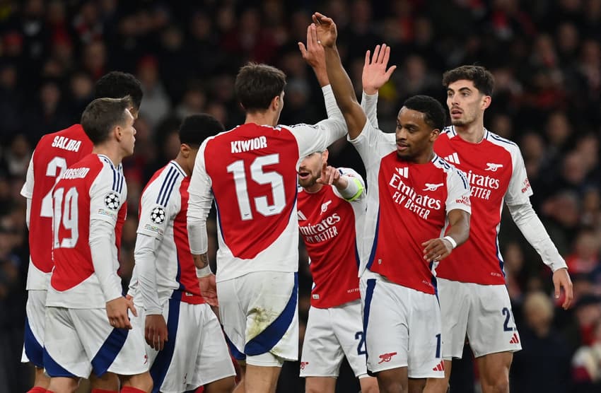 Pela Premier League, o Arsenal encara o Everton, para seguir na caça do líder, Liverpool; confira os destaques dos jogos de hoje (Foto: Glyn KIRK / AFP)