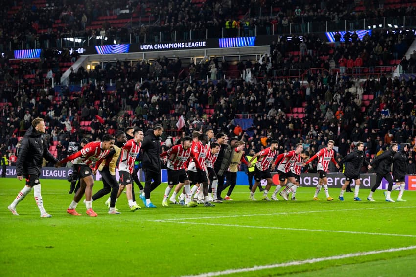 O PSV vem fazendo uma boa temporada, sendo líder da Eredivise até o momento; confira as estatísticas da partida contra o Twente (Foto: John THYS / AFP)