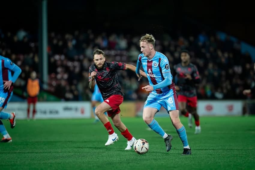 Scunthorpe e King's Lynn fazem um dos únicos jogos que serão transmitidos nesta terça; confira os destaques dos jogos de hoje (Foto: Reprodução/Instagram)