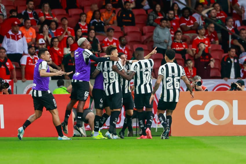 O Botafogo encara o São Paulo, buscando o título do Brasileirão (Foto: Luiz Erbes/AGIF)