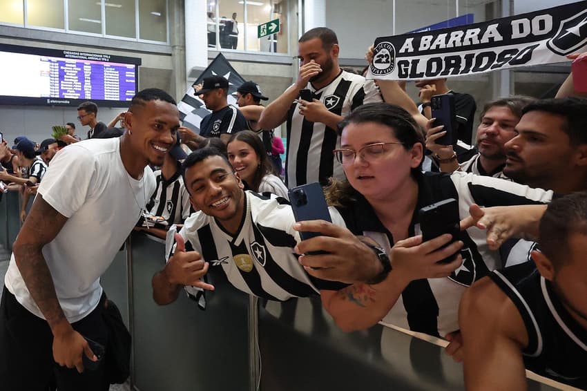 John, goleiro do Botafogo, é recebido por torcedores junto à delegação no Rio de Janeiro (Foto: Vitor Silva/Botafogo)