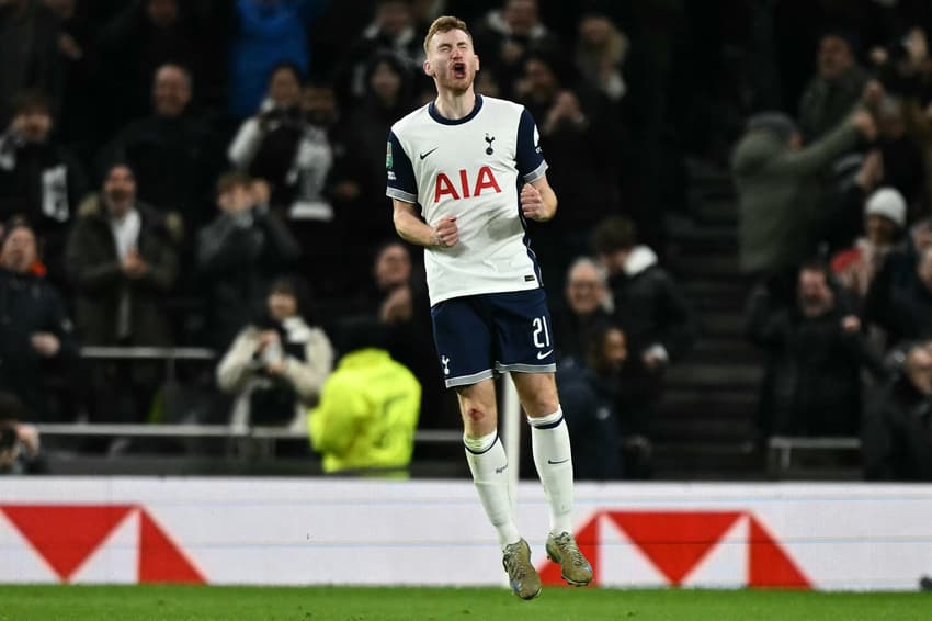 Dejan Kulusevski comemora o segundo gol do Tottenham na vitória contra o Manchester United, pela Copa da Liga Inglesa (Foto: Ben Stansall/AFP)