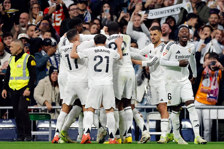 Jogadores comemoram um dos gols da vitória contra o Sevilla, no Santiago Bernabéu, em La Liga (Foto: OSCAR DEL POZO / AFP)