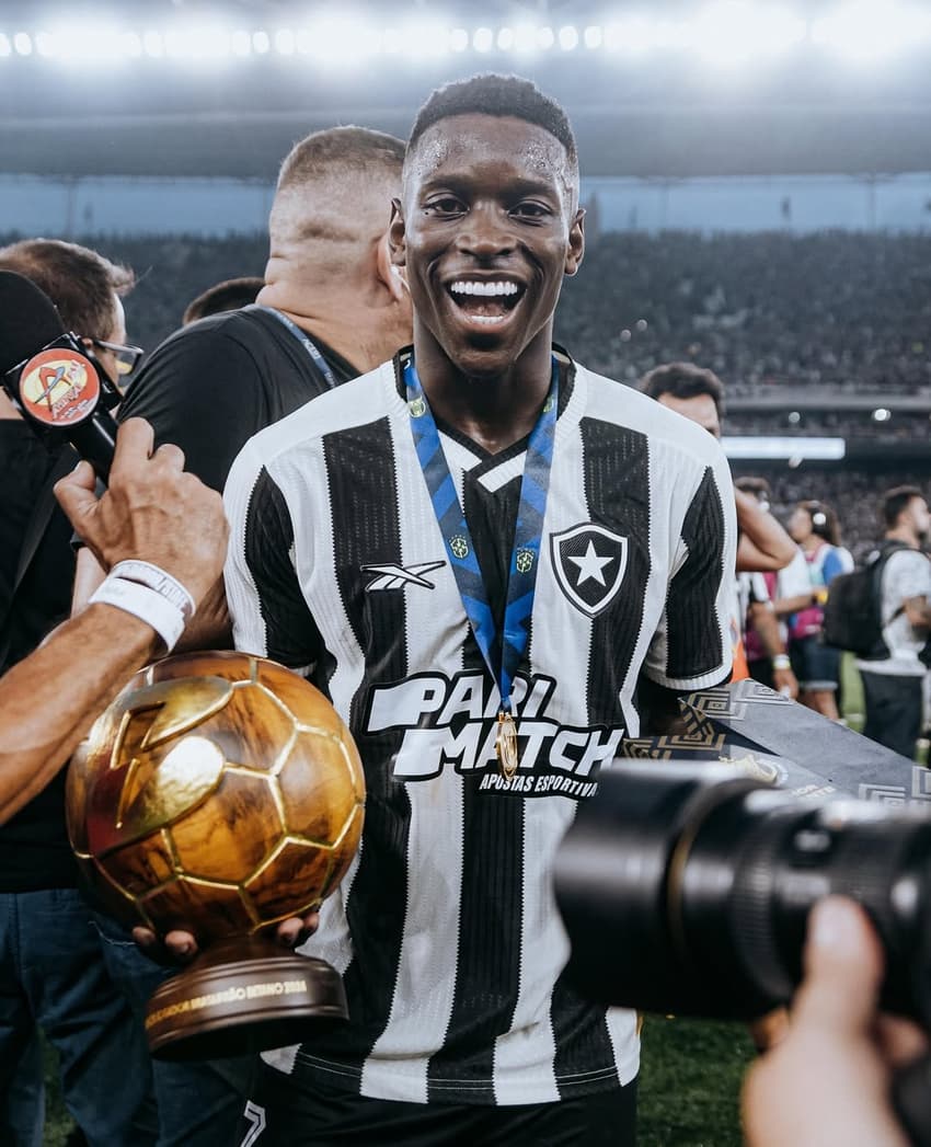 Com Luiz Henrique sendo eleito o Craque da Temporada, Botafogo emplacou outros quatro jogadores na Seleção da CBF; confira todas as Seleções do Brasileirão da entidade (Foto: Reprodução/Instagram)