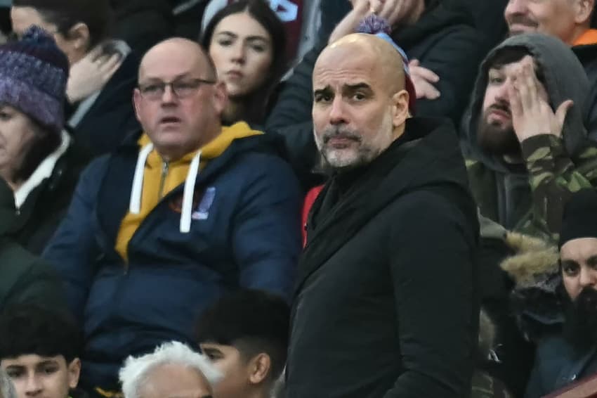 Pep Guardiola, à beira do campo durante a derrota do Manchester City para o Aston Villa, por 2 a 1, pela 17ª rodada da Premier League (Foto: Paul ELLIS / AFP)