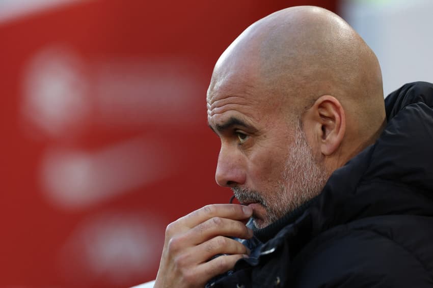 Pep Guardiola, técnico do Manchester City, à beira do campo na derrota de 2 a 0 para o Liverpool, pela 13ª rodada da Premier League (Foto: Adrian Dennis / AFP)